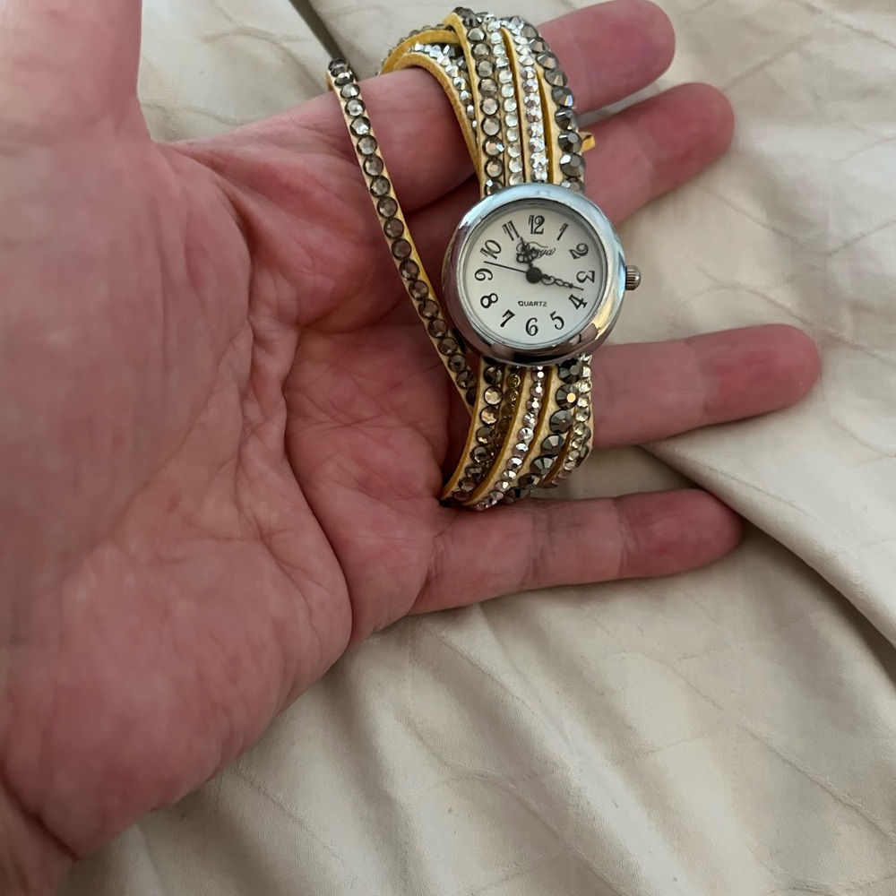Yellow watch - Picture 1 of 7